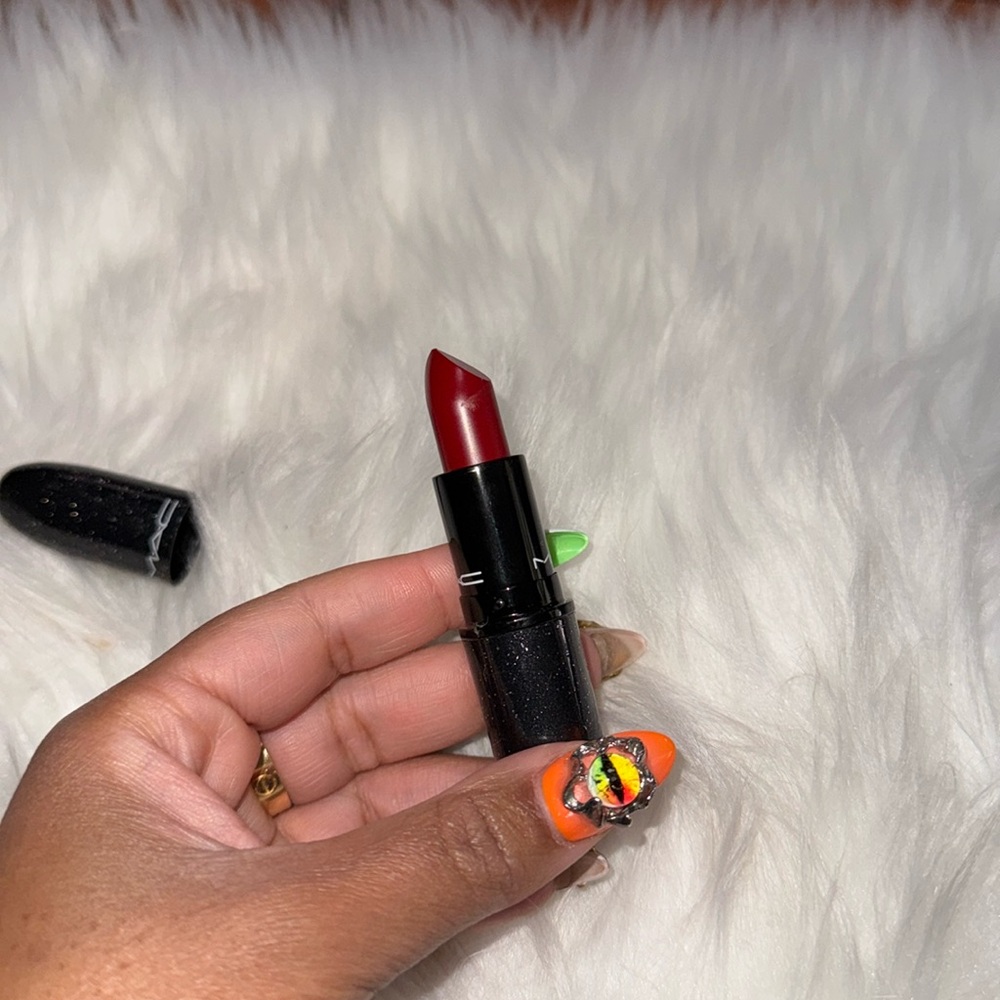 MC salon rouge lipstick